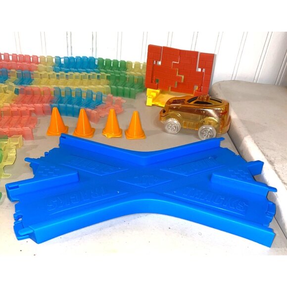 Magic Tracks Glow In The Dark Racing Set With 2 Cars & Accessories - Picture 3 of 15